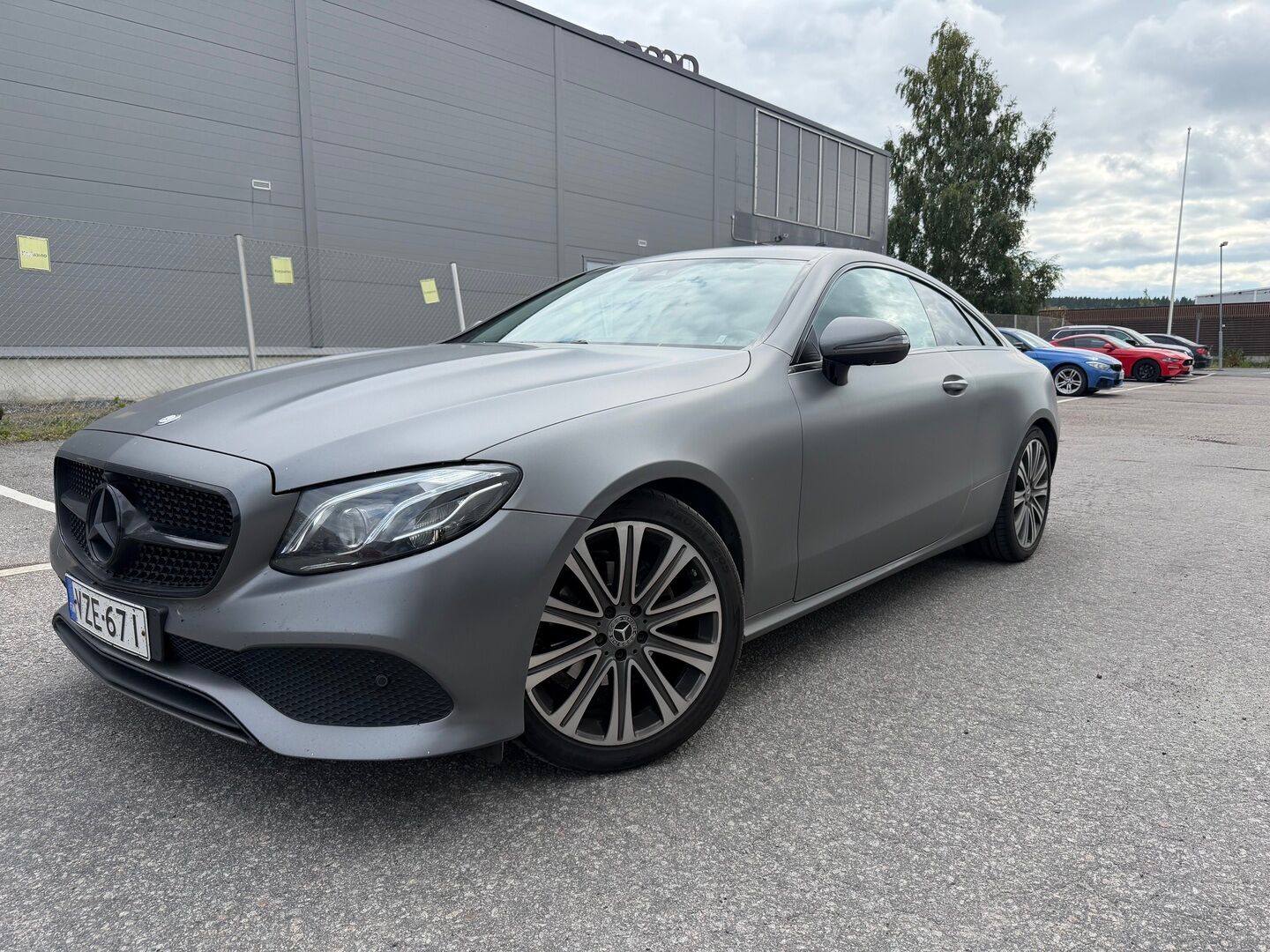 Mercedes-Benz E 2017 220 d A Coupé - Nahkasisusta / Multibeam-LED / 360-Kamera / Navi / Lohko & Sisäpistoke / Vakkari / Kahdet renkaat aluvantein | Upea Mattaväri!