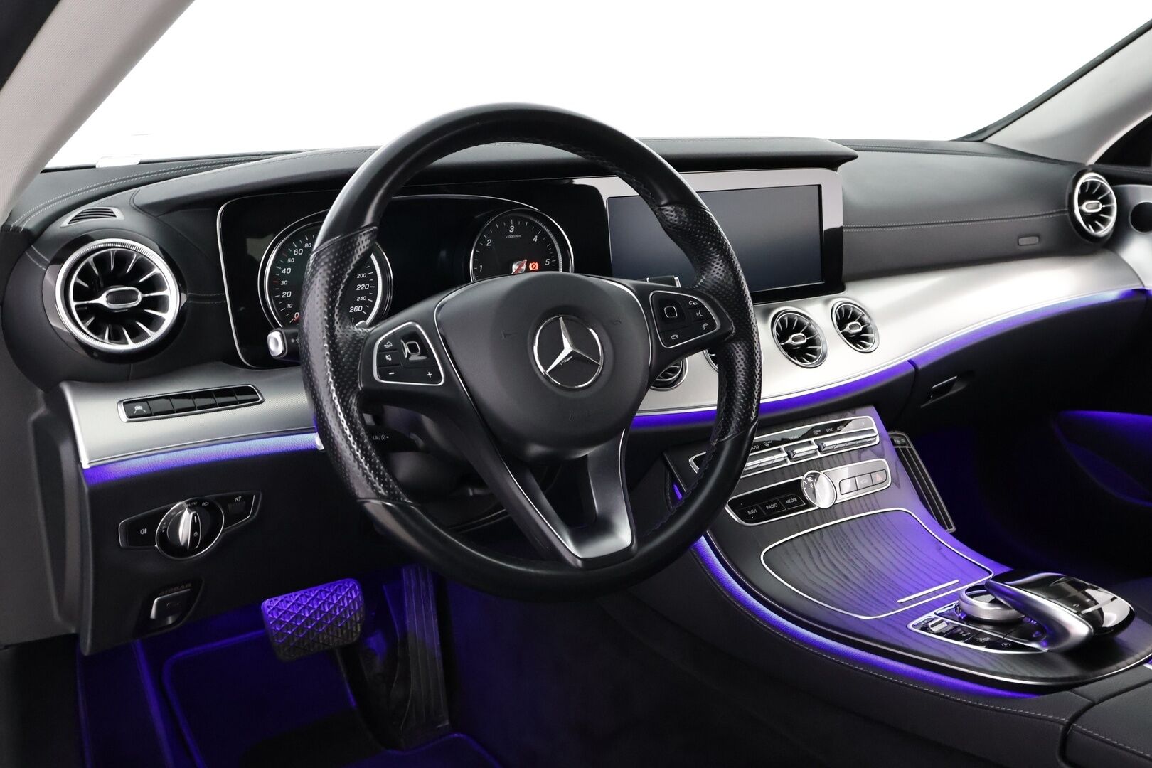 Mercedes-Benz E 2017 220 d A Coupé - Nahkasisusta / Multibeam-LED / 360-Kamera / Navi / Lohko & Sisäpistoke / Vakkari / Kahdet renkaat aluvantein | Upea Mattaväri!