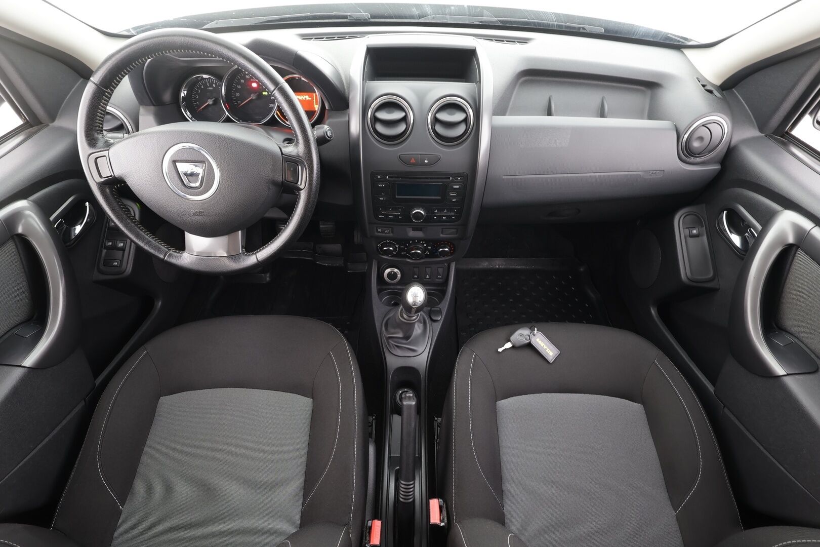 Dacia Duster 2017 TCe 125 S&S 4x4 Laureate - | Pa-Lisälämmitin | Koukku | Vakkari | BT | 2WD/Auto/Lock vetotavat | Penkinlämmittimet | Ilmastointi | Huoltokirja | 2x renkaat aluin | Suomiauto |