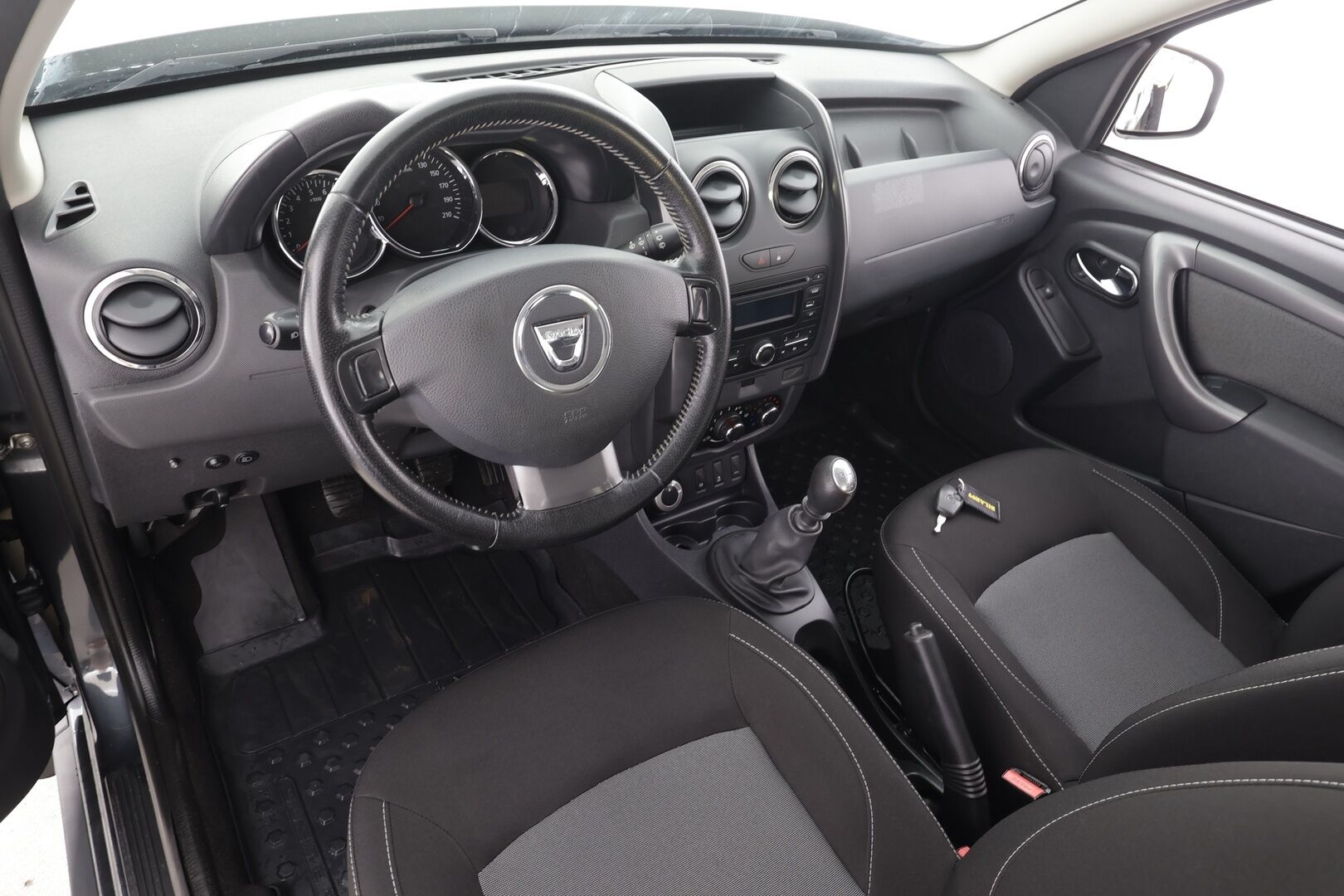 Dacia Duster 2017 TCe 125 S&S 4x4 Laureate - | Pa-Lisälämmitin | Koukku | Vakkari | BT | 2WD/Auto/Lock vetotavat | Penkinlämmittimet | Ilmastointi | Huoltokirja | 2x renkaat aluin | Suomiauto |
