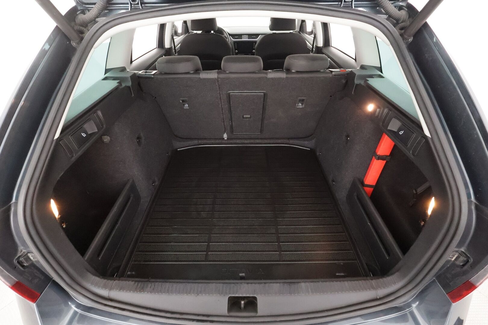 Skoda Octavia 2018 Combi 1,4 TSI Style DSG * ACC / Webasto / LED / P.kamera / Sähköluukku / Keyless / Ratinlämmitin * - Suomi-auto / Kahdet renkaat aluvanteilla / Merkkihuollettu / Juuri katsastettu - HULLUT AVAJAISHULINAT KORKOTARJOUS 3,29 %