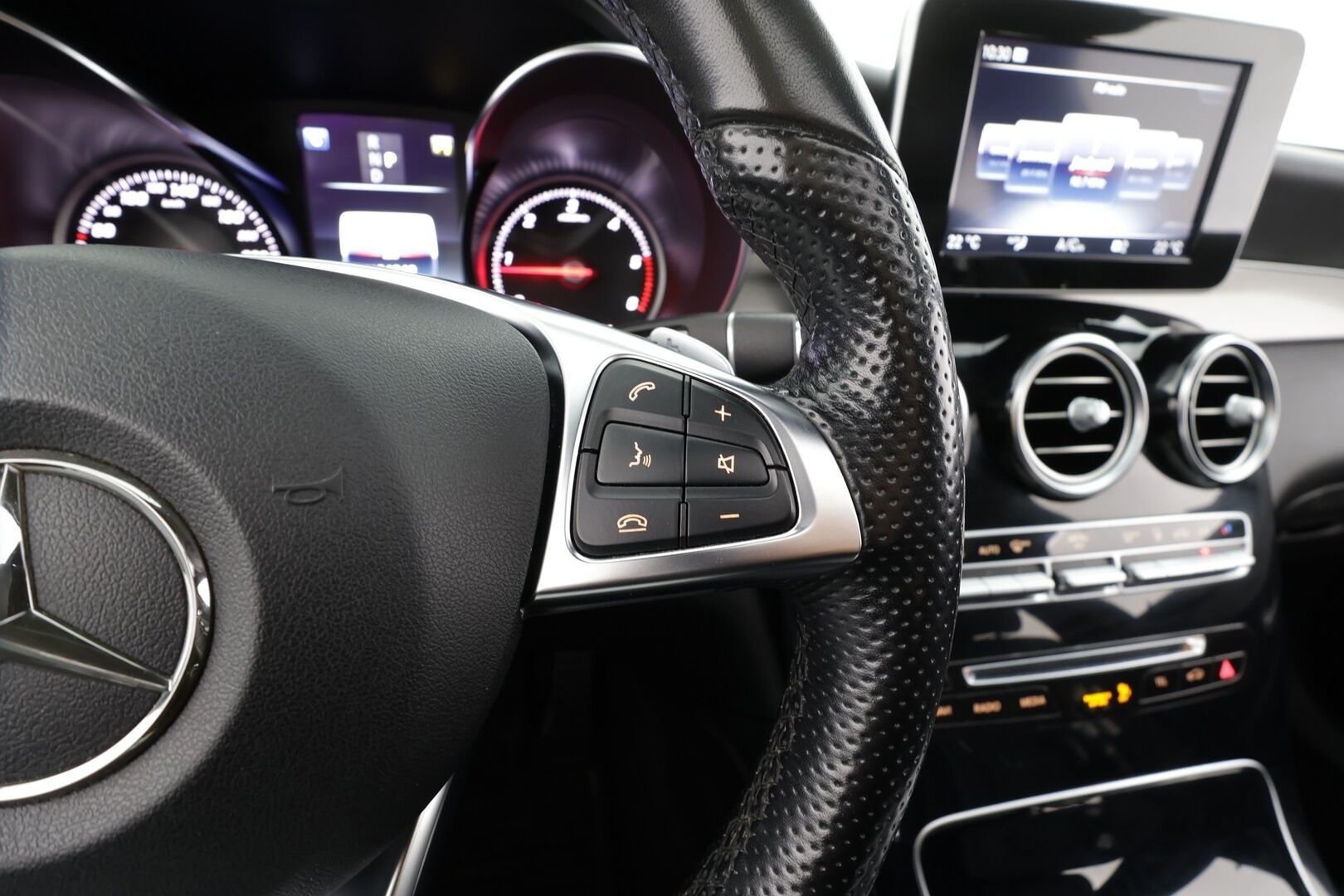 Mercedes-Benz GLC 2017 250 d Coupé 4Matic A Premium Business AMG * Burmester / Webasto / Koukku / ILS-LED / P.kamera / Sportnahat / Navi * - Lasikattoluukku / Suomi-auto / Kahdet renkaat