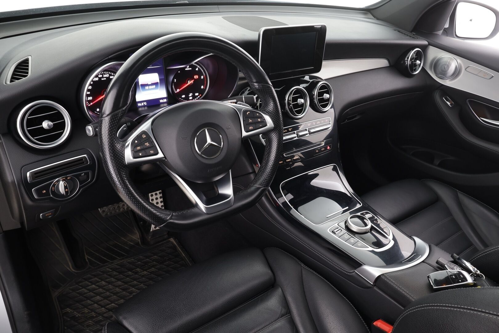 Mercedes-Benz GLC 2017 250 d Coupé 4Matic A Premium Business AMG * Burmester / Webasto / Koukku / ILS-LED / P.kamera / Sportnahat / Navi * - Lasikattoluukku / Suomi-auto / Kahdet renkaat