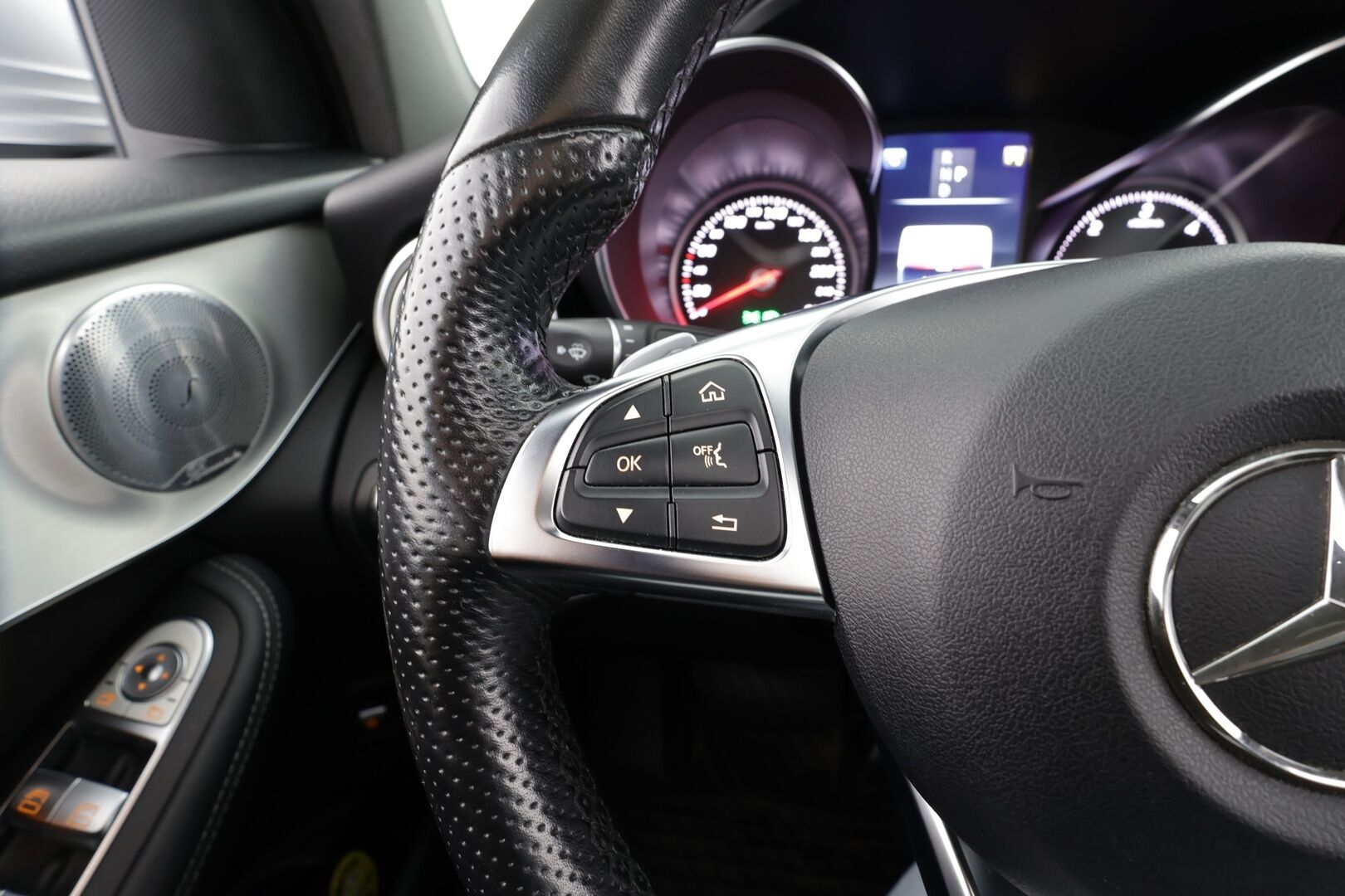 Mercedes-Benz GLC 2017 250 d Coupé 4Matic A Premium Business AMG * Burmester / Webasto / Koukku / ILS-LED / P.kamera / Sportnahat / Navi * - Lasikattoluukku / Suomi-auto / Kahdet renkaat