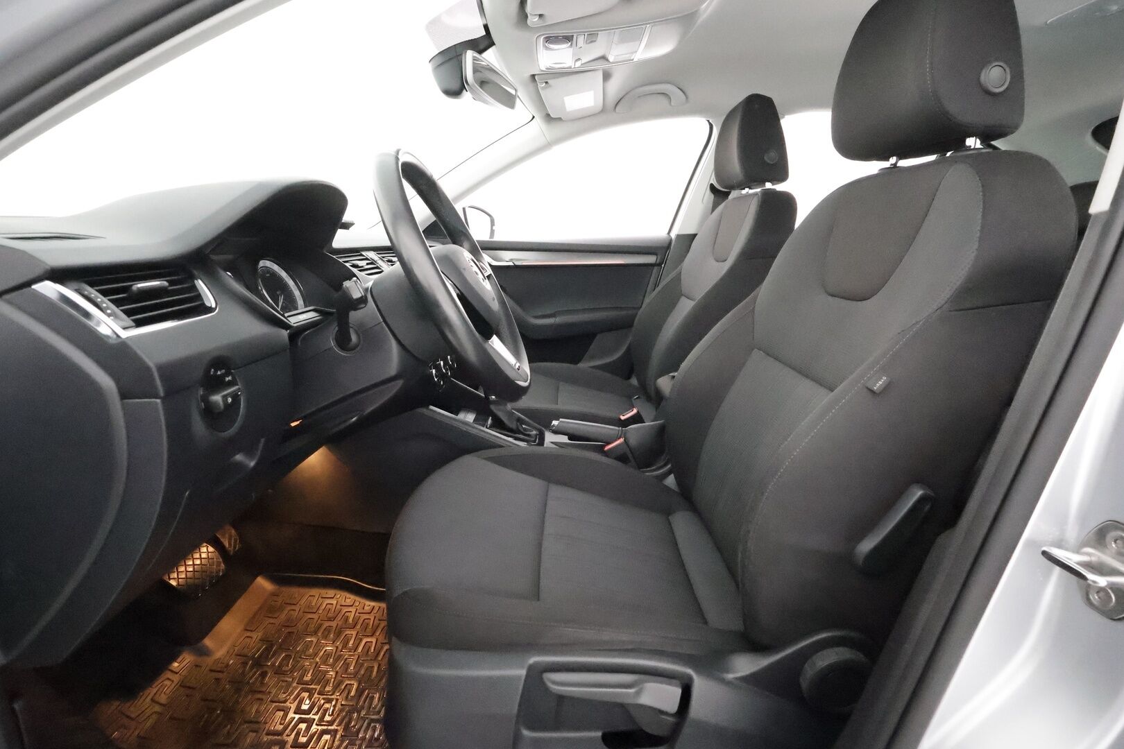 Skoda Octavia 2018 1,0 TSI Style DSG Autom. **Webasto / Koukku / LED-valot / P.Tutkat / Apple&Android / KeylessGO / 2x Renkaat**