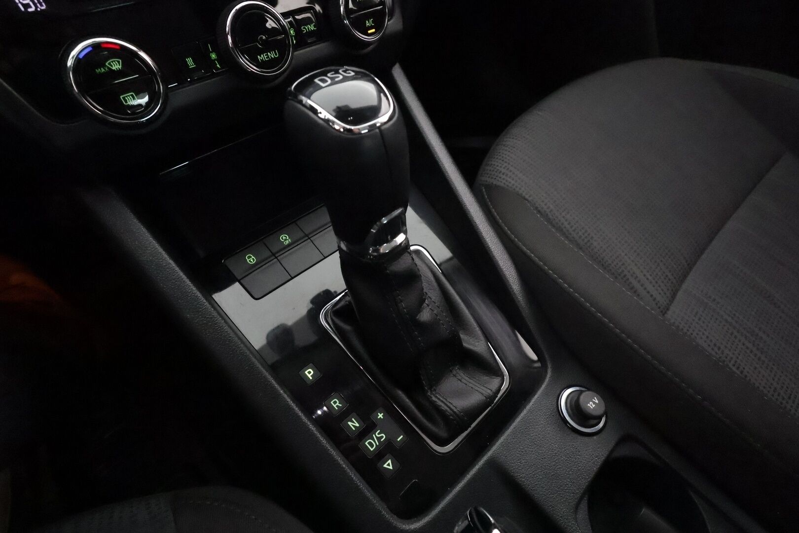 Skoda Octavia 2018 1,0 TSI Style DSG Autom. **Webasto / Koukku / LED-valot / P.Tutkat / Apple&Android / KeylessGO / 2x Renkaat**