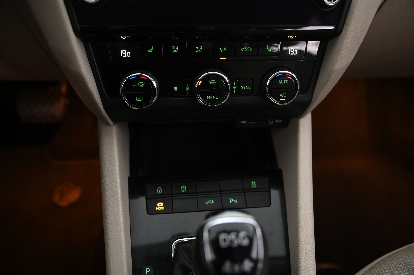 Skoda Octavia 2017 Combi 2,0 TDI 184 4x4 Style DSG Autom. - Adapt vakkari | Blis | Avaimeton kulku | Webasto | P*kamera | Lämmitettävä tuulilasi | Smartlink | 2.Om | Suomi-auto