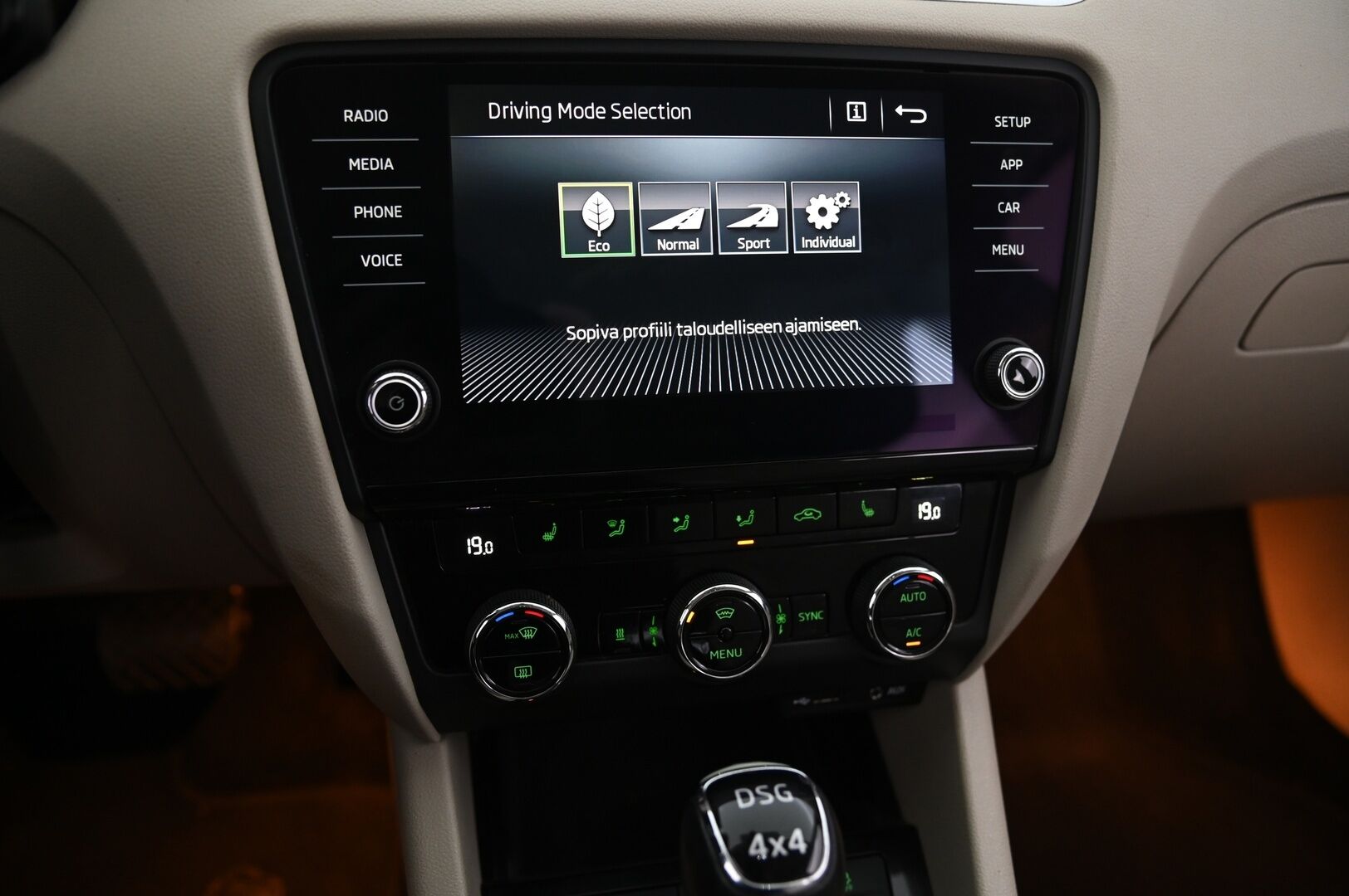Skoda Octavia 2017 Combi 2,0 TDI 184 4x4 Style DSG Autom. - Adapt vakkari | Blis | Avaimeton kulku | Webasto | P*kamera | Lämmitettävä tuulilasi | Smartlink | 2.Om | Suomi-auto