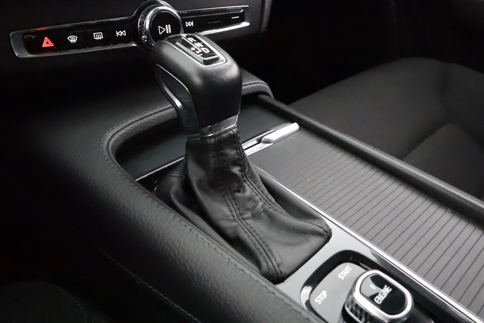 Volvo V90 2017 D3 Momentum aut * ACC / HUD / P.tutka / LED / Navi / Koukku / Webasto / KeylessGo * - Suomi-auto / Kahdet renkaat aluvanteilla / Merkkihuollettu - HULLU BLACKWEEK KORKOTARJOUS 2,49%