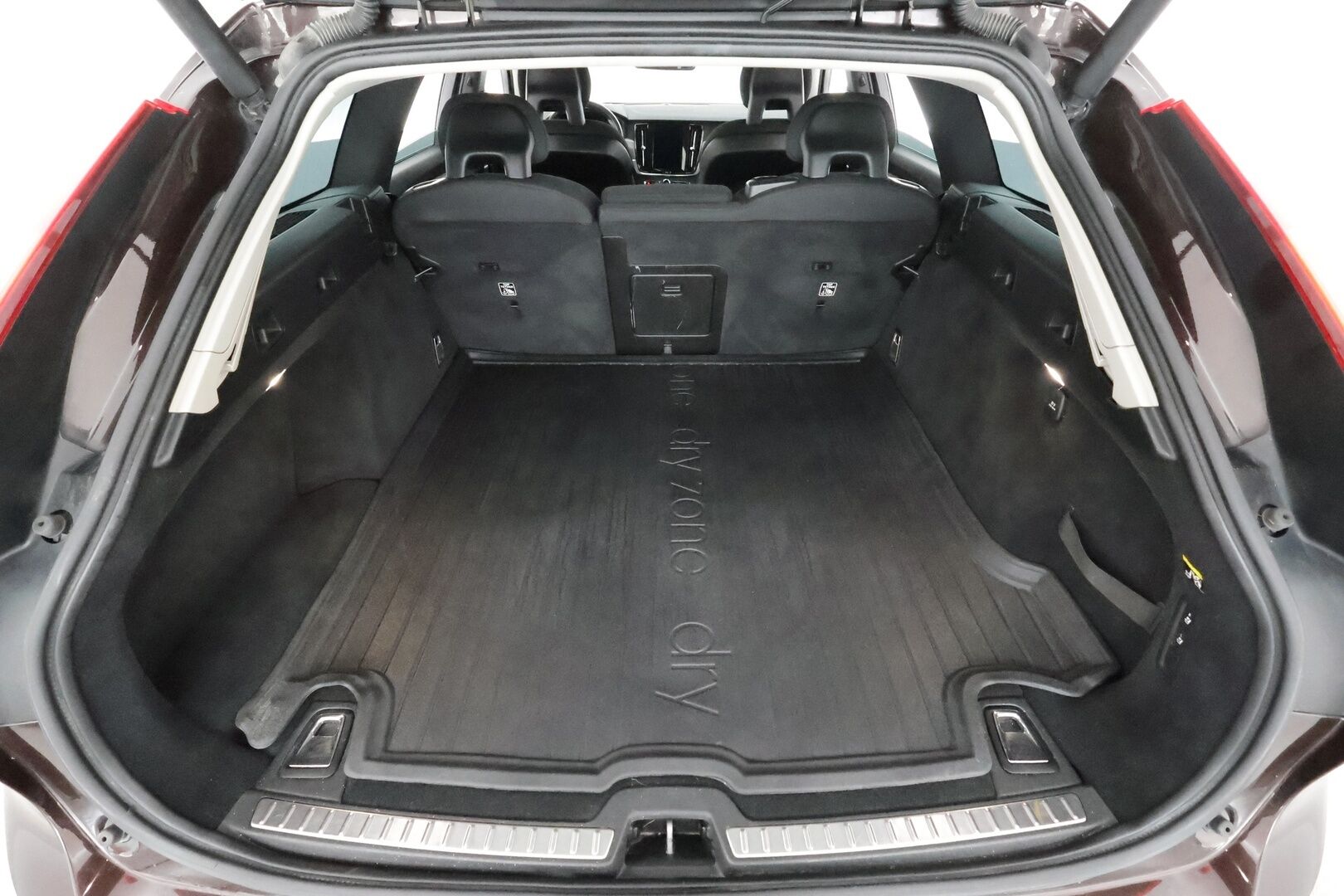 Volvo V90 2017 D3 Momentum aut * ACC / HUD / P.tutka / LED / Navi / Koukku / Webasto / KeylessGo * - Suomi-auto / Kahdet renkaat aluvanteilla / Merkkihuollettu - HULLU BLACKWEEK KORKOTARJOUS 2,49%