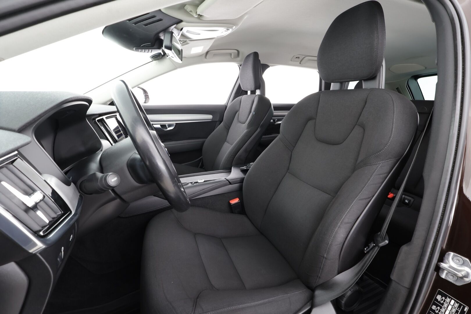 Volvo V90 2017 D3 Momentum aut * ACC / HUD / P.tutka / LED / Navi / Koukku / Webasto / KeylessGo * - Suomi-auto / Kahdet renkaat aluvanteilla / Merkkihuollettu - HULLU BLACKWEEK KORKOTARJOUS 2,49%