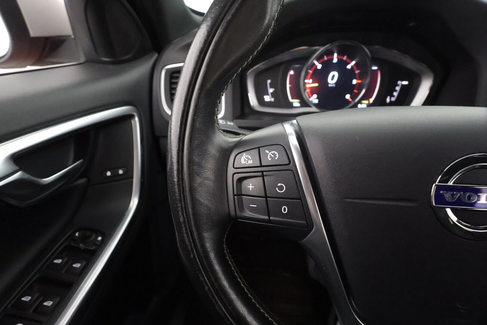 Volvo V60 2017 D4 AWD Business R Design aut * Webasto / Koukku / Vakkari / Xenon / P.tutka / Navi / Keyless * - Suomi-auto / Kahdet renkaat / Ei AdBlue -järjestelmää / Jakopää tehty! - HULLUT AVAJAISHULINAT KORKOTARJOUS 3,29 %