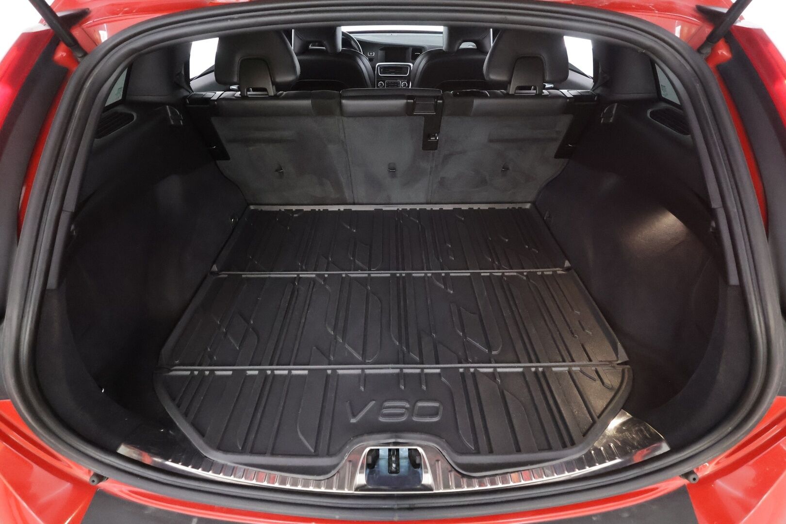 Volvo V60 2017 D4 AWD Business R Design aut * Webasto / Koukku / Vakkari / Xenon / P.tutka / Navi / Keyless * - Suomi-auto / Kahdet renkaat / Ei AdBlue -järjestelmää / Jakopää tehty! - HULLUT AVAJAISHULINAT KORKOTARJOUS 3,29 %