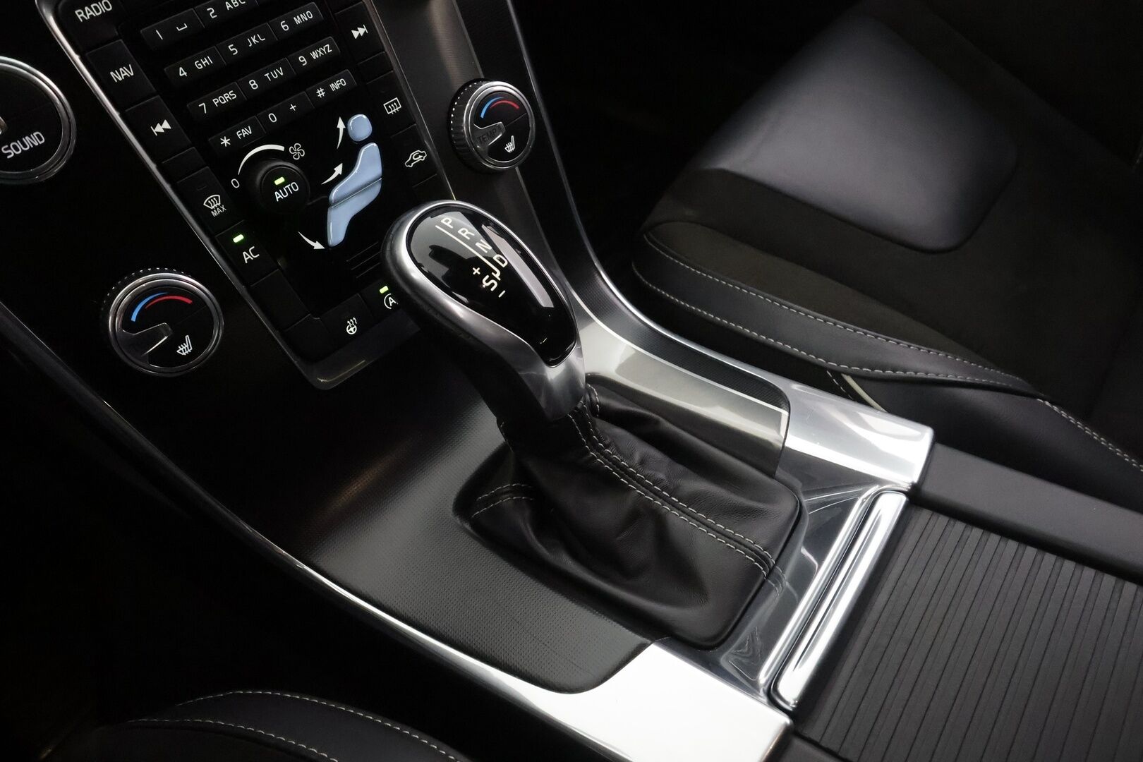 Volvo V60 2017 D4 AWD Business R Design aut * Webasto / Koukku / Vakkari / Xenon / P.tutka / Navi / Keyless * - Suomi-auto / Kahdet renkaat / Ei AdBlue -järjestelmää / Jakopää tehty! - HULLUT AVAJAISHULINAT KORKOTARJOUS 3,29 %