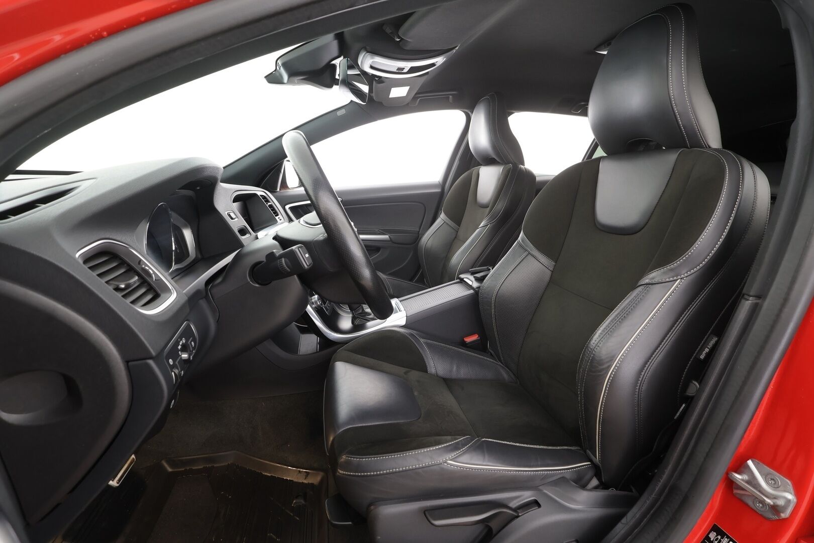 Volvo V60 2017 D4 AWD Business R Design aut * Webasto / Koukku / Vakkari / Xenon / P.tutka / Navi / Keyless * - Suomi-auto / Kahdet renkaat / Ei AdBlue -järjestelmää / Jakopää tehty! - HULLUT AVAJAISHULINAT KORKOTARJOUS 3,29 %