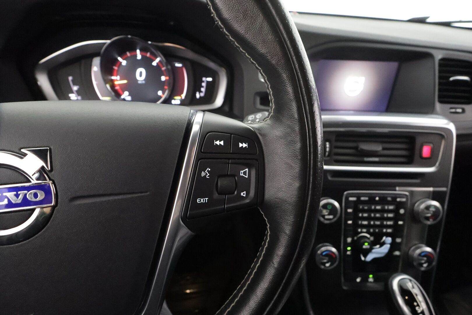 Volvo V60 2017 D4 AWD Business R Design aut * Webasto / Koukku / Vakkari / Xenon / P.tutka / Navi / Keyless * - Suomi-auto / Kahdet renkaat / Ei AdBlue -järjestelmää / Jakopää tehty!