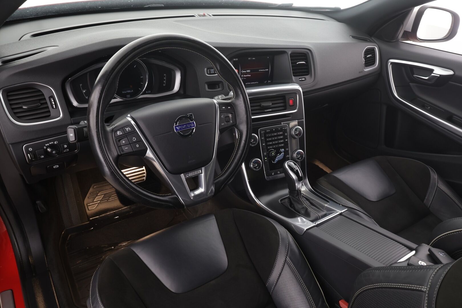 Volvo V60 2017 D4 AWD Business R Design aut * Webasto / Koukku / Vakkari / Xenon / P.tutka / Navi / Keyless * - Suomi-auto / Kahdet renkaat / Ei AdBlue -järjestelmää / Jakopää tehty!