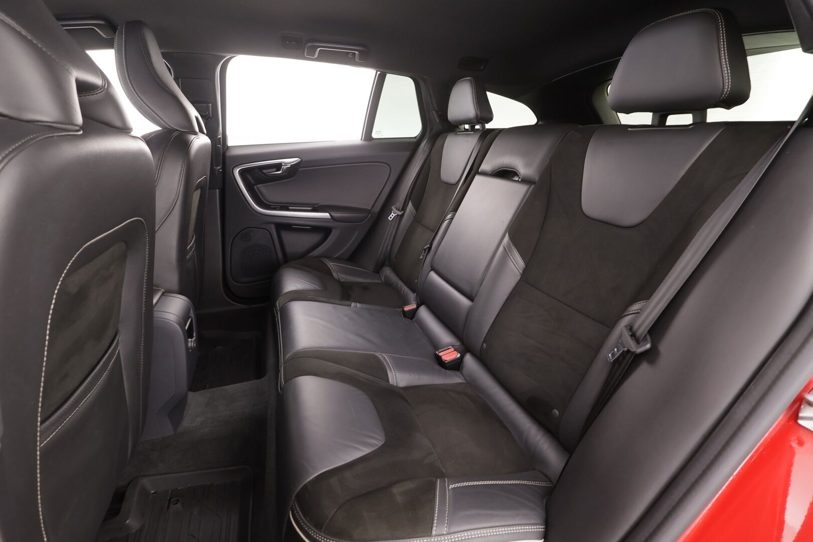 Volvo V60 2017 D4 AWD Business R Design aut * Webasto / Koukku / Vakkari / Xenon / P.tutka / Navi / Keyless * - Suomi-auto / Kahdet renkaat