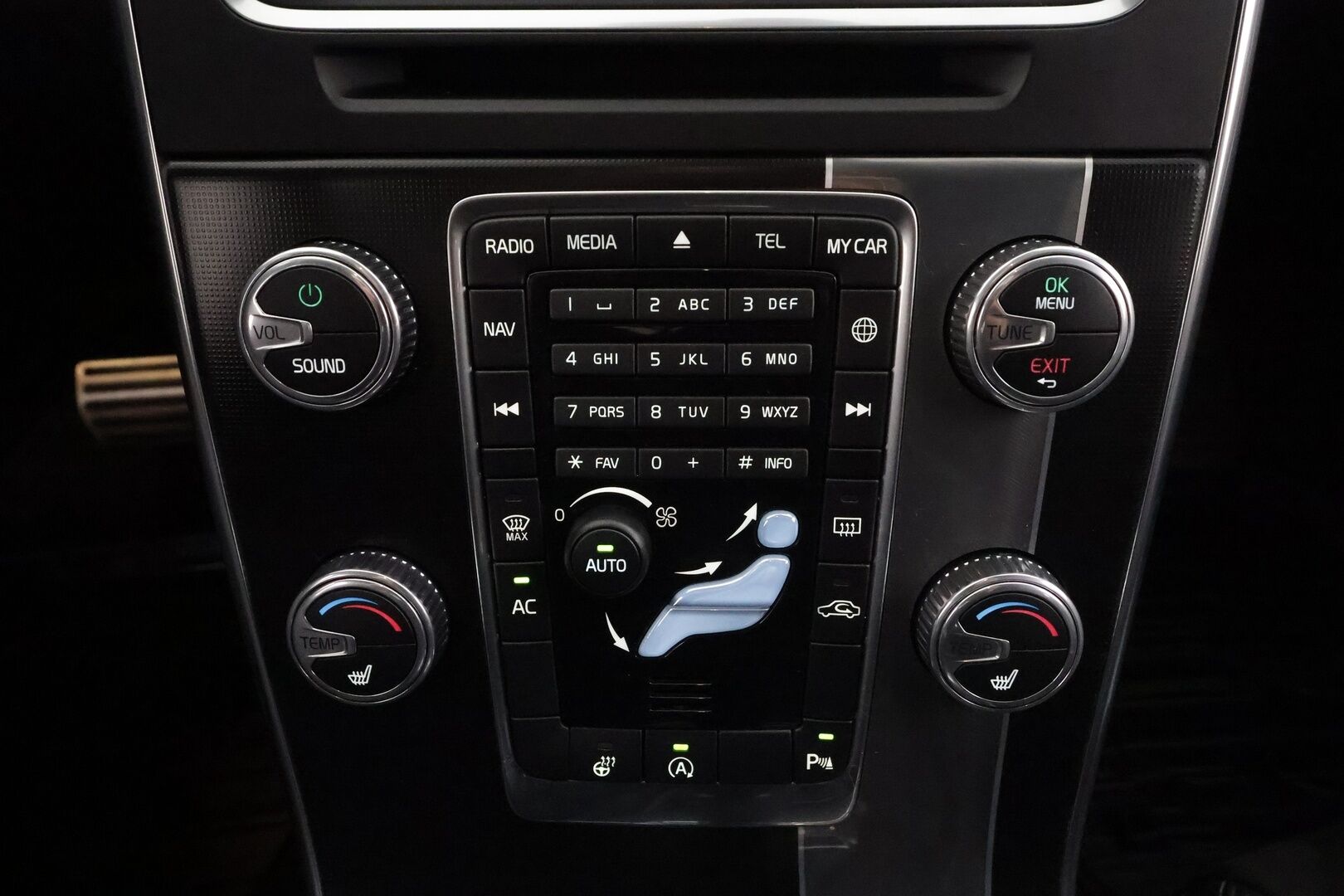 Volvo V60 2017 D4 AWD Business R Design aut * Webasto / Koukku / Vakkari / Xenon / P.tutka / Navi / Keyless * - Suomi-auto / Kahdet renkaat / Ei AdBlue -järjestelmää / Jakopää tehty! - HULLUT AVAJAISHULINAT KORKOTARJOUS 3,29 %