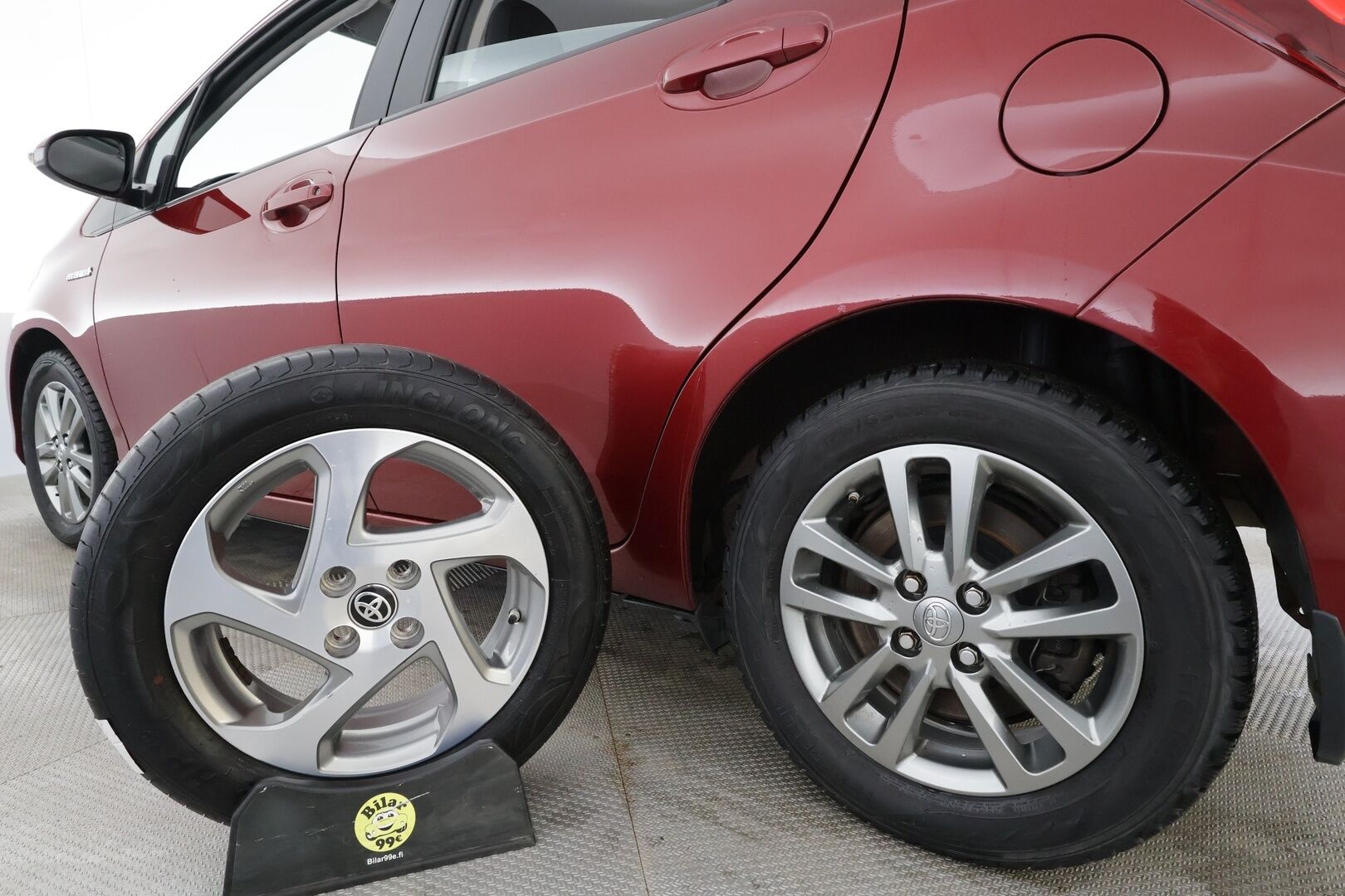 Toyota Yaris 2017 1,5 Hybrid Active Edition * Lohkolämmitin / P.Kamera / Vakkari / Navi / Bluetooth / AC * - Suomi-auto / Kahdet renkaat aluvanteilla / Merkkihuollot