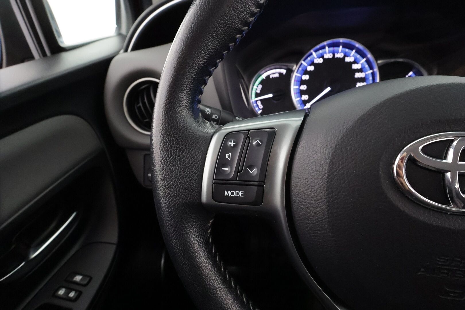 Toyota Yaris 2017 1,5 Hybrid Active Edition * Lohkolämmitin / P.Kamera / Vakkari / Navi / Bluetooth / AC * - Suomi-auto / Kahdet renkaat aluvanteilla / Merkkihuollot