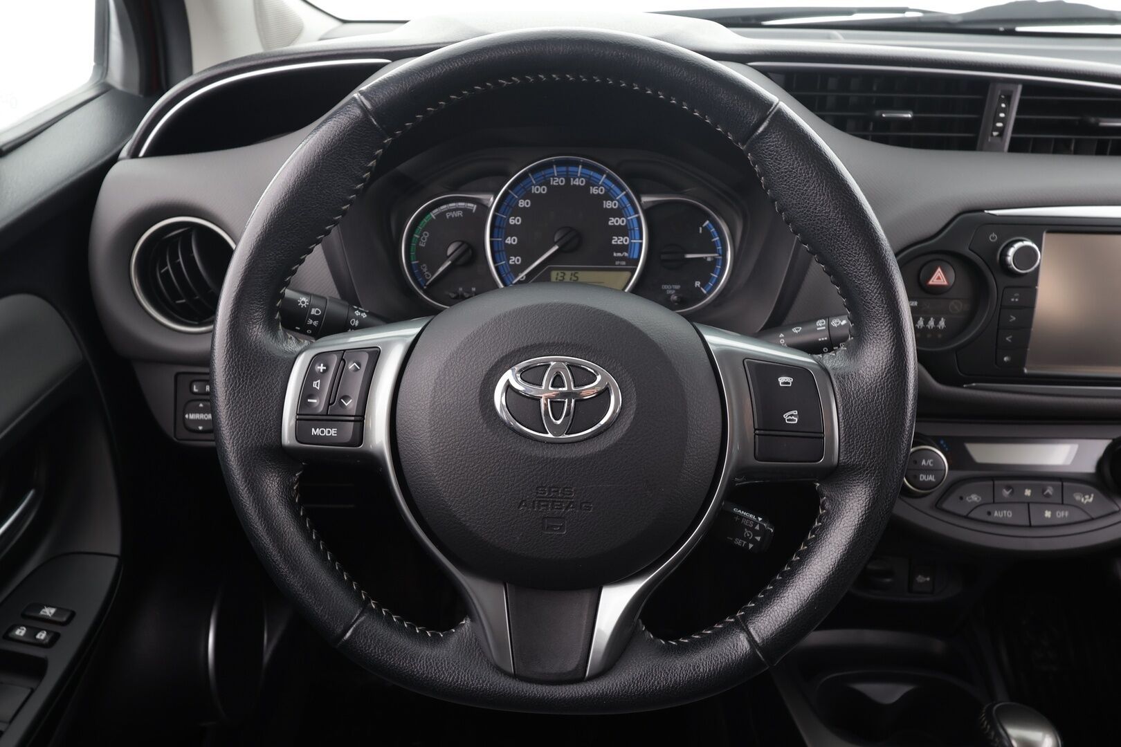 Toyota Yaris 2017 1,5 Hybrid Active Edition * Lohkolämmitin / P.Kamera / Vakkari / Navi / Bluetooth / AC * - Suomi-auto / Kahdet renkaat aluvanteilla / Merkkihuollot