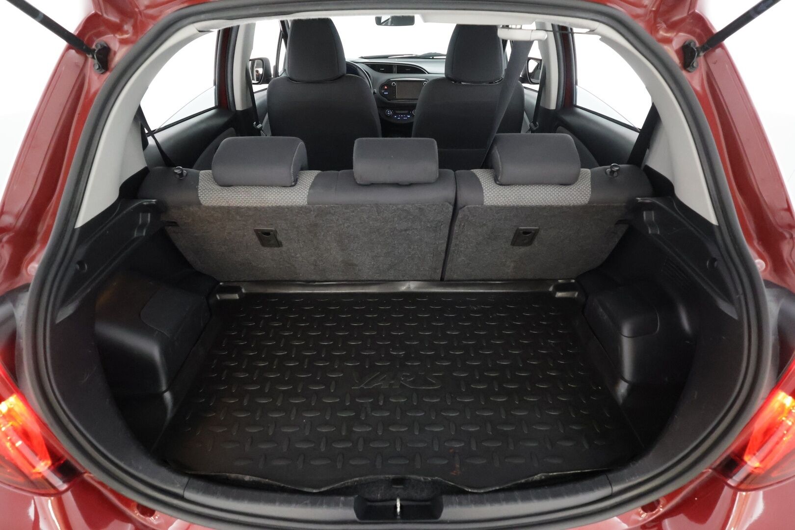 Toyota Yaris 2017 1,5 Hybrid Active Edition * Lohkolämmitin / P.Kamera / Vakkari / Navi / Bluetooth / AC * - Suomi-auto / Kahdet renkaat aluvanteilla / Merkkihuollot