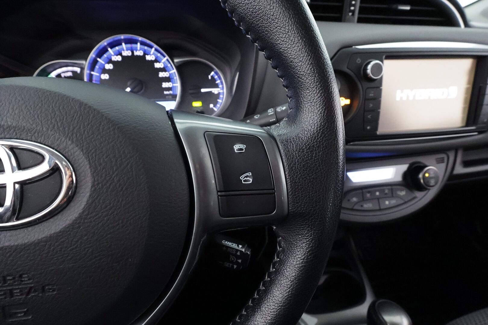 Toyota Yaris 2017 1,5 Hybrid Active Edition * Lohkolämmitin / P.Kamera / Vakkari / Navi / Bluetooth / AC * - Suomi-auto / Kahdet renkaat aluvanteilla / Merkkihuollot