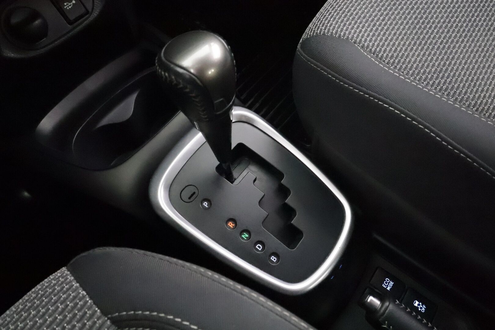 Toyota Yaris 2017 1,5 Hybrid Active Edition * Lohkolämmitin / P.Kamera / Vakkari / Navi / Bluetooth / AC * - Suomi-auto / Kahdet renkaat aluvanteilla / Merkkihuollot