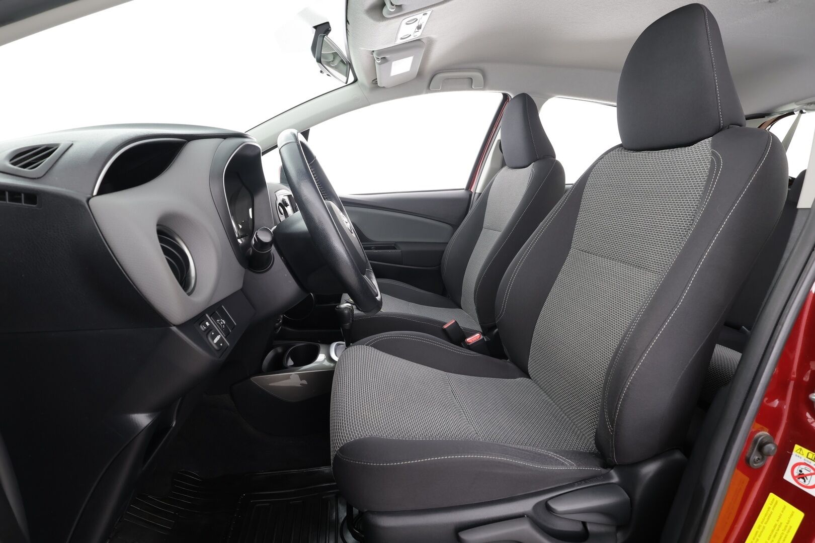 Toyota Yaris 2017 1,5 Hybrid Active Edition * Lohkolämmitin / P.Kamera / Vakkari / Navi / Bluetooth / AC * - Suomi-auto / Kahdet renkaat aluvanteilla / Merkkihuollot