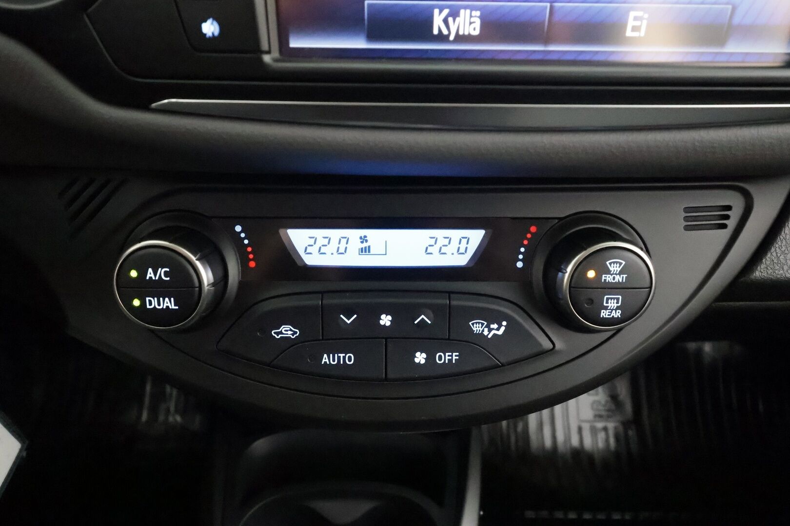 Toyota Yaris 2017 1,5 Hybrid Active Edition * Lohkolämmitin / P.Kamera / Vakkari / Navi / Bluetooth / AC * - Suomi-auto / Kahdet renkaat aluvanteilla / Merkkihuollot