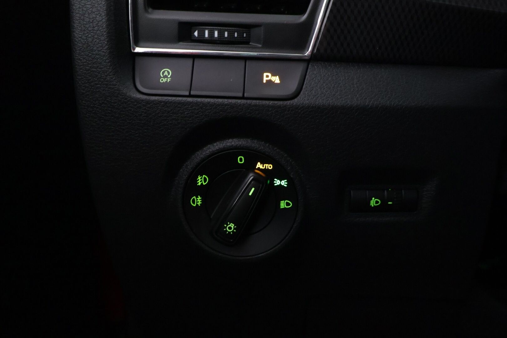 Skoda Fabia 2017 Combi 1,2 TSI 110 Monte Carlo *Panoraama / Keyless / Xenon / Tutkat / Lohko+Sisälämmitin* - * Suomi-auto / Kahdet renkaat vanteineen *