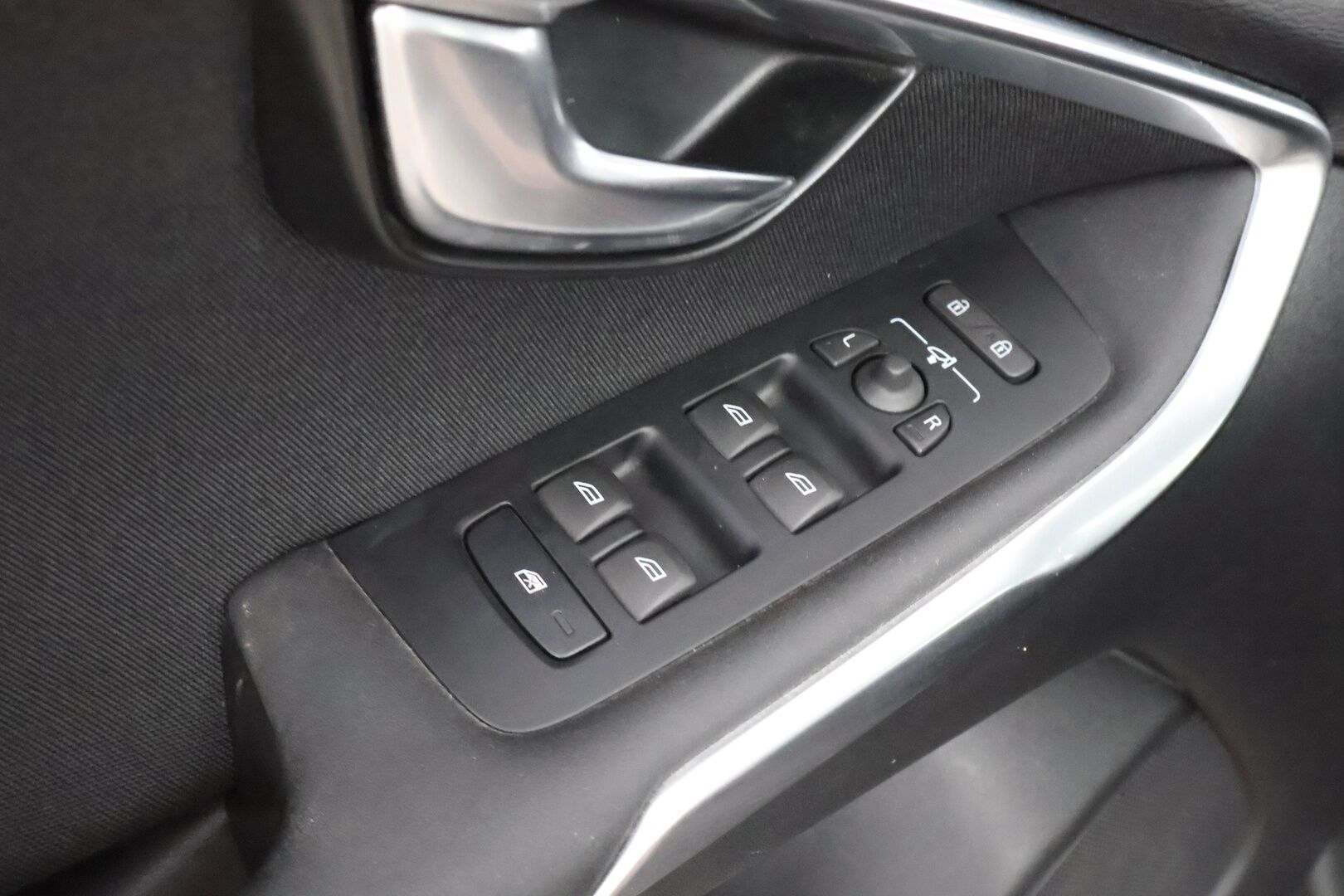 Volvo V40 Cross Country 2017 T3 Momentum - Suomiauto / Facelift / Vetokoukku / High Performance Audio / Vakkari / Lohko / Peruutustutka / Jakopää tehty!