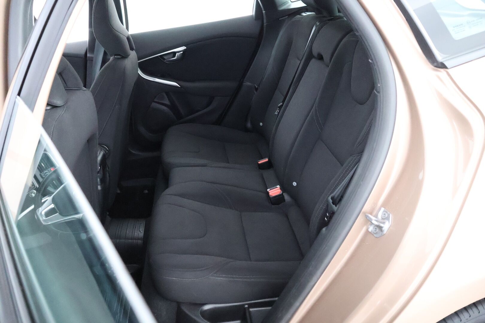 Volvo V40 Cross Country 2017 T3 Momentum - Suomiauto / Facelift / Vetokoukku / High Performance Audio / Vakkari / Lohko / Peruutustutka / Jakopää tehty!