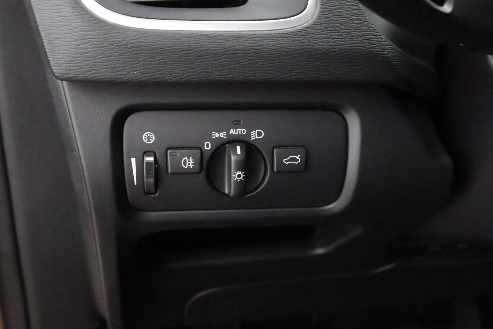 Volvo V40 Cross Country 2017 T3 Momentum - Suomiauto / Facelift / Vetokoukku / High Performance Audio / Vakkari / Lohko / Peruutustutka / Jakopää tehty!