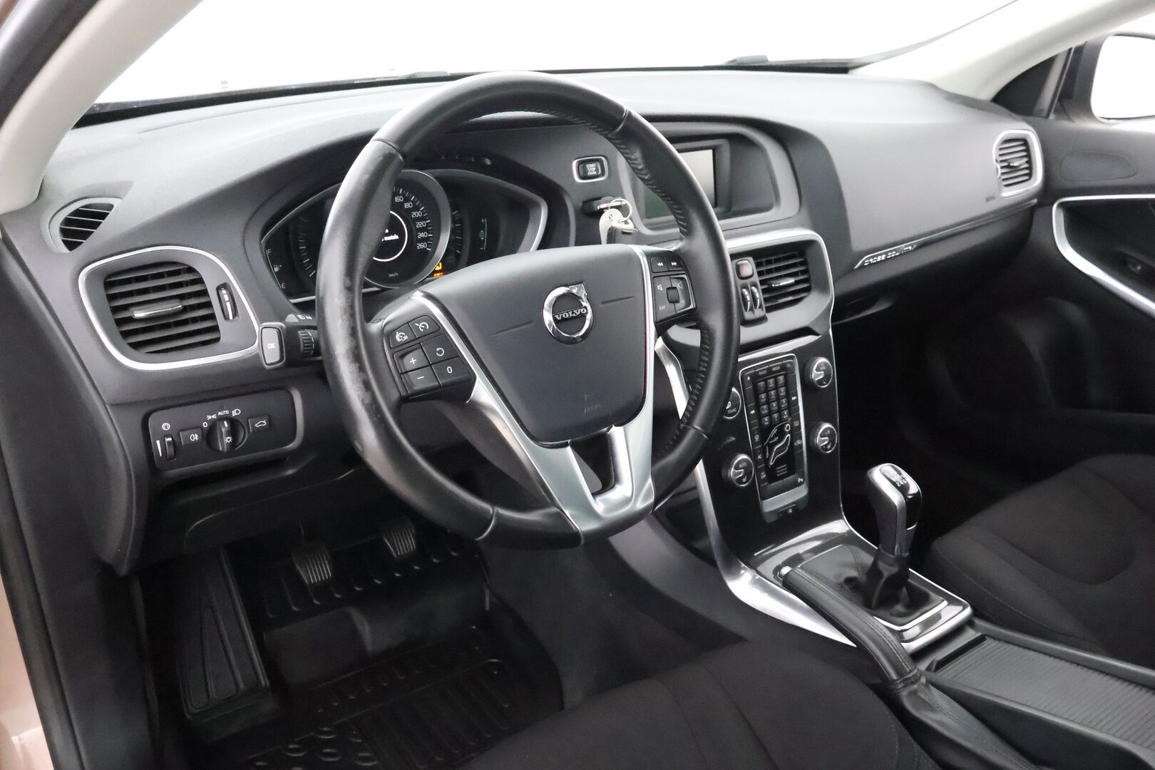Volvo V40 Cross Country 2017 T3 Momentum - Suomiauto / Facelift / Vetokoukku / High Performance Audio / Vakkari / Lohko / Peruutustutka / Jakopää tehty!