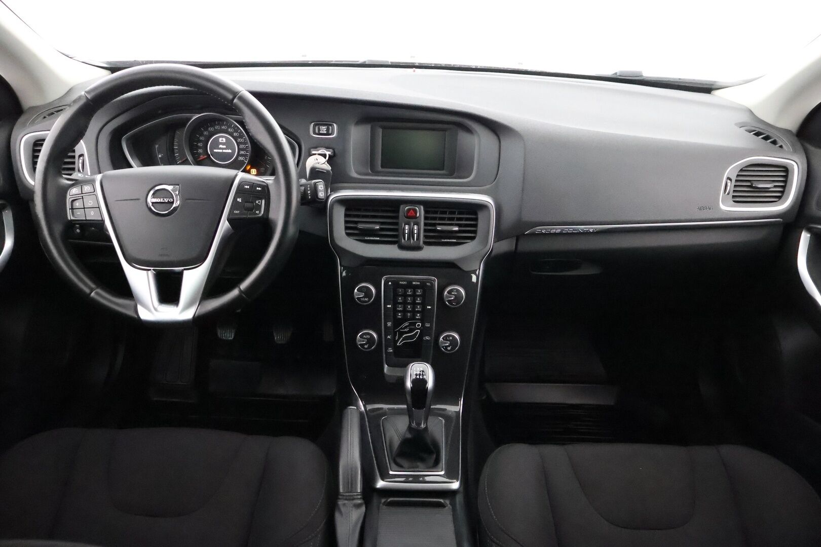 Volvo V40 Cross Country 2017 T3 Momentum - Suomiauto / Facelift / Vetokoukku / High Performance Audio / Vakkari / Lohko / Peruutustutka / Jakopää tehty!