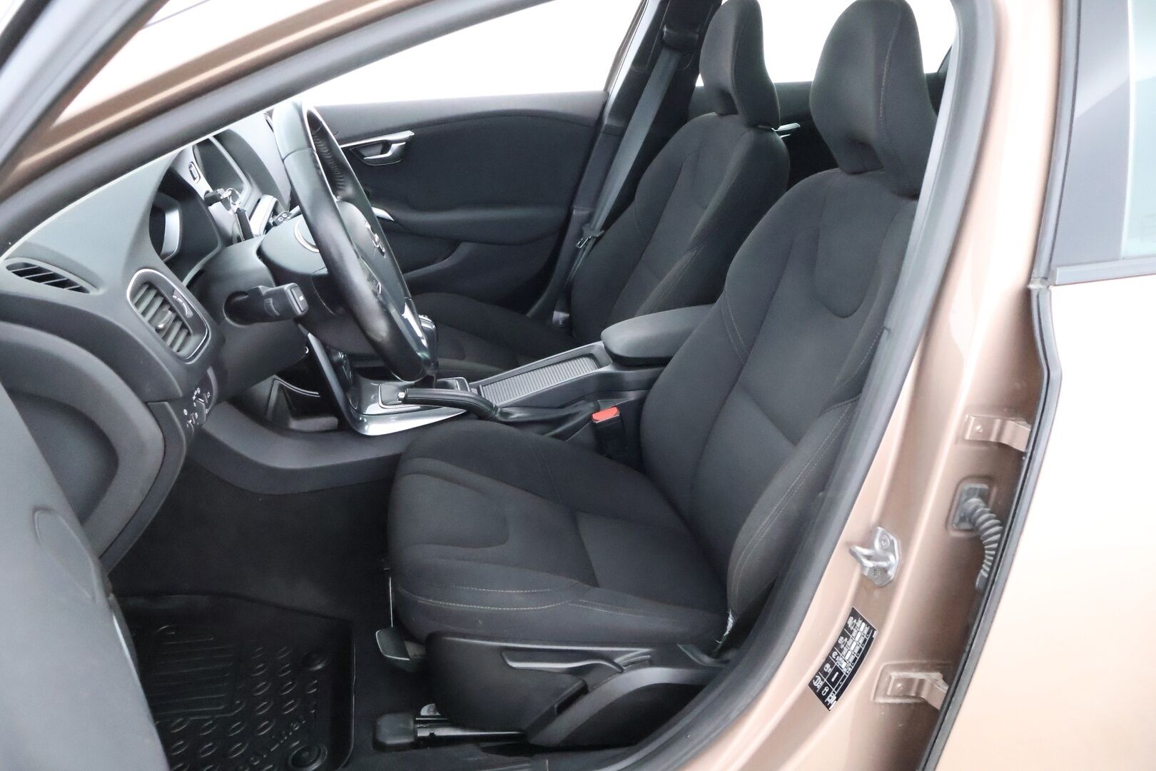 Volvo V40 Cross Country 2017 T3 Momentum - Suomiauto / Facelift / Vetokoukku / High Performance Audio / Vakkari / Lohko / Peruutustutka / Jakopää tehty!
