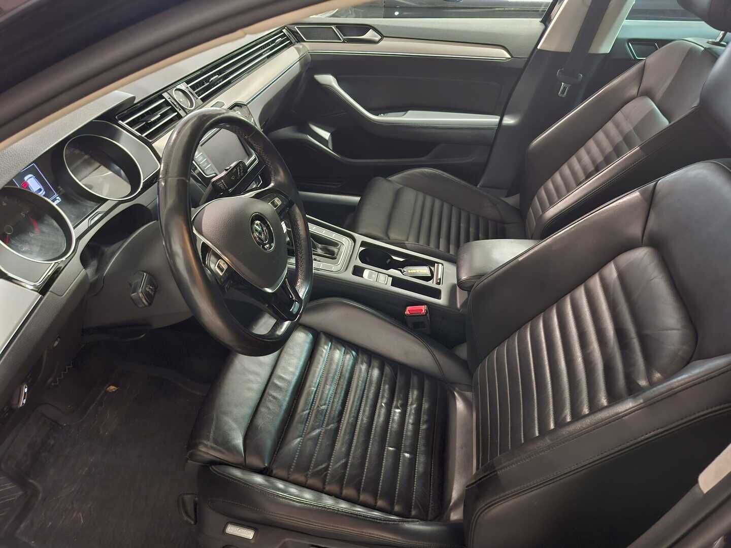 Volkswagen Passat 2015 Variant Highline 2,0 TDI 140kW 190hv 4MOTION DSG - | ACC | Webasto | Koukku | Sähkökontti | Nahkasisusta | Hihna vaihdettu 01/26 |
