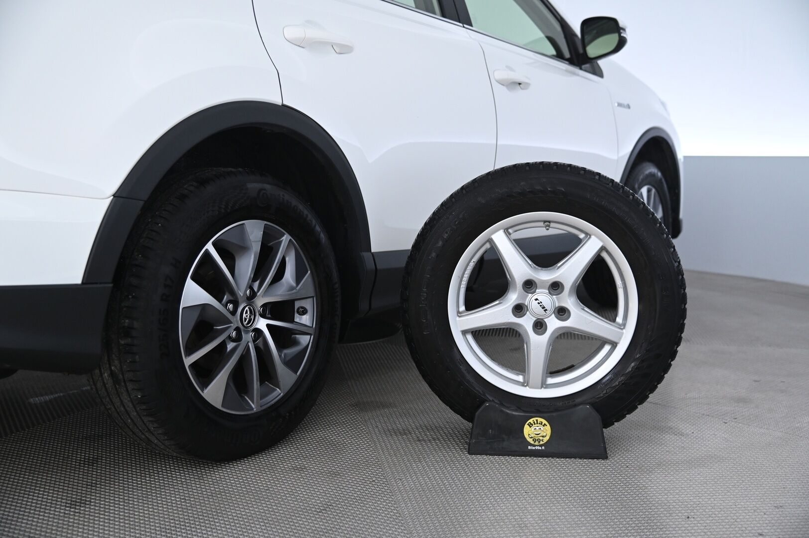Toyota RAV4 2017 2,5 Hybrid AWD Business - ACC | P.kamera | Vetokoukku | 2 Renkaat & Vanteet |