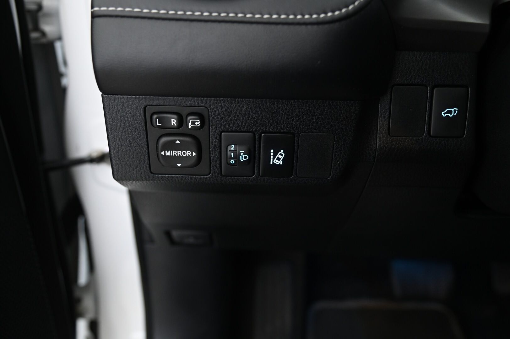 Toyota RAV4 2017 2,5 Hybrid AWD Business - ACC | P.kamera | Vetokoukku | 2 Renkaat & Vanteet |