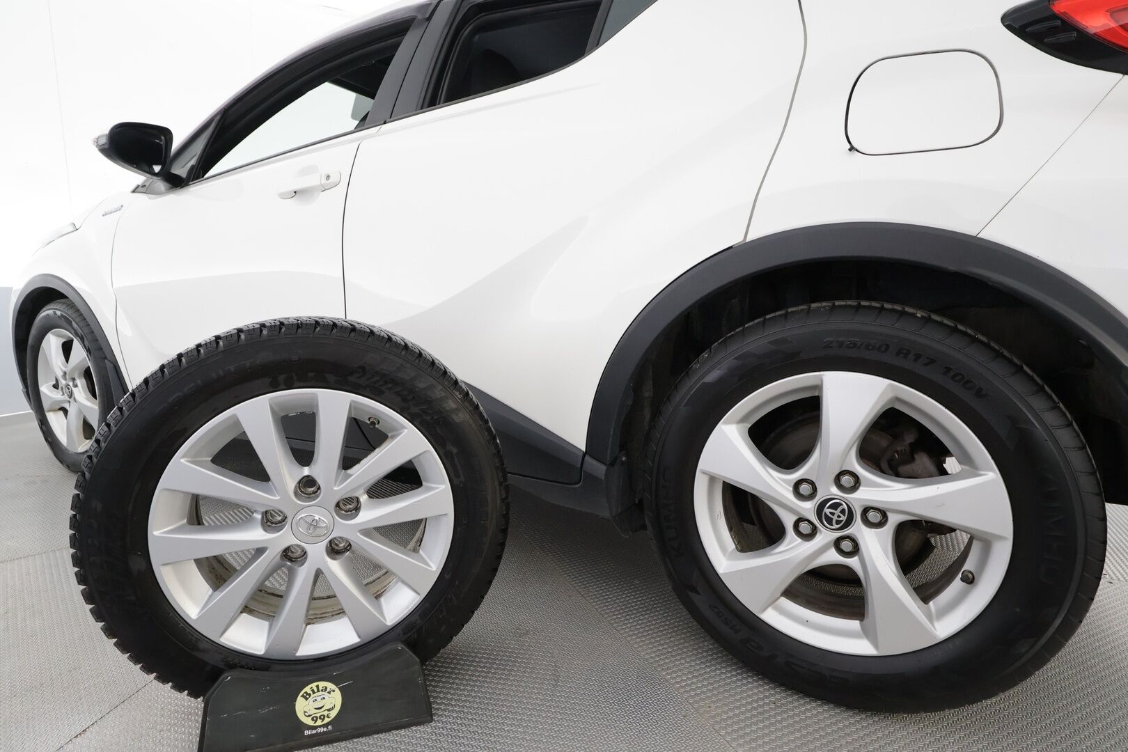 Toyota C-HR 2018 1,8 Hybrid Active - | ACC | Lane Assist | RSA | Navi | Keyless | P.kamera | Bluetooth | Aut. pitkät | Ajotilan valinta | 2x renkaat aluin | Huoltokirja | Suomiauto | 