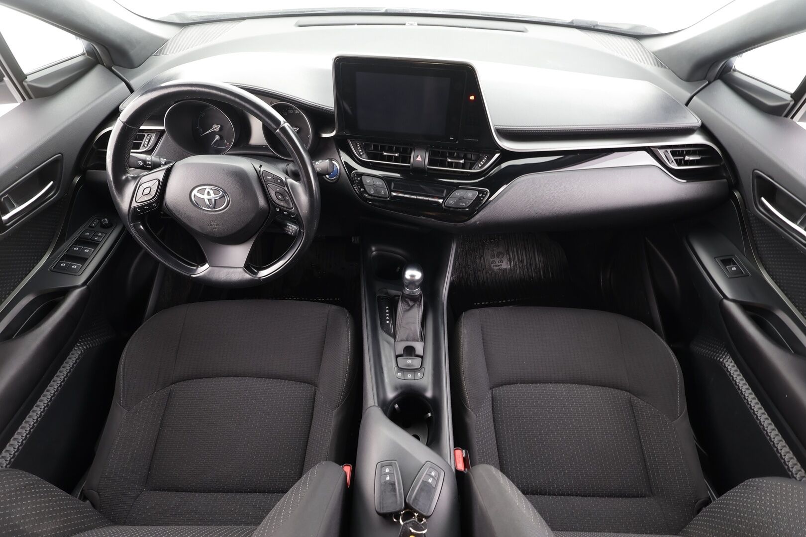 Toyota C-HR 2018 1,8 Hybrid Active - | ACC | Lane Assist | RSA | Navi | Keyless | P.kamera | Bluetooth | Aut. pitkät | Ajotilan valinta | 2x renkaat aluin | Huoltokirja | Suomiauto | 