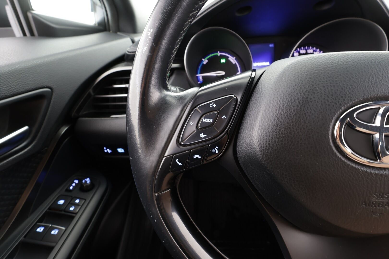 Toyota C-HR 2018 1,8 Hybrid Active - | ACC | Lane Assist | RSA | Navi | Keyless | P.kamera | Bluetooth | Aut. pitkät | Ajotilan valinta | 2x renkaat aluin | Huoltokirja | Suomiauto | 