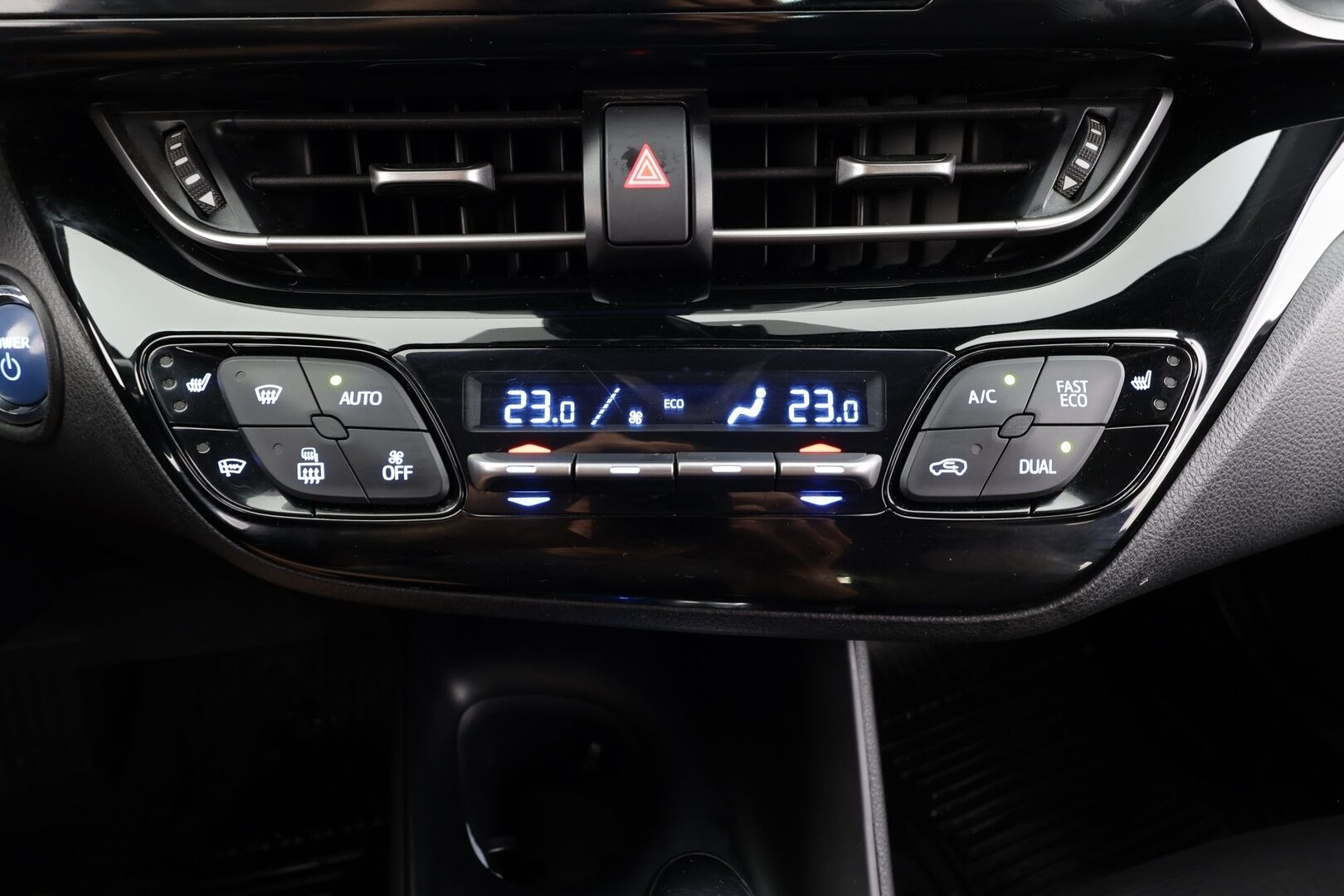 Toyota C-HR 2018 1,8 Hybrid Active - | ACC | Lane Assist | RSA | Navi | Keyless | P.kamera | Bluetooth | Aut. pitkät | Ajotilan valinta | 2x renkaat aluin | Huoltokirja | Suomiauto | 