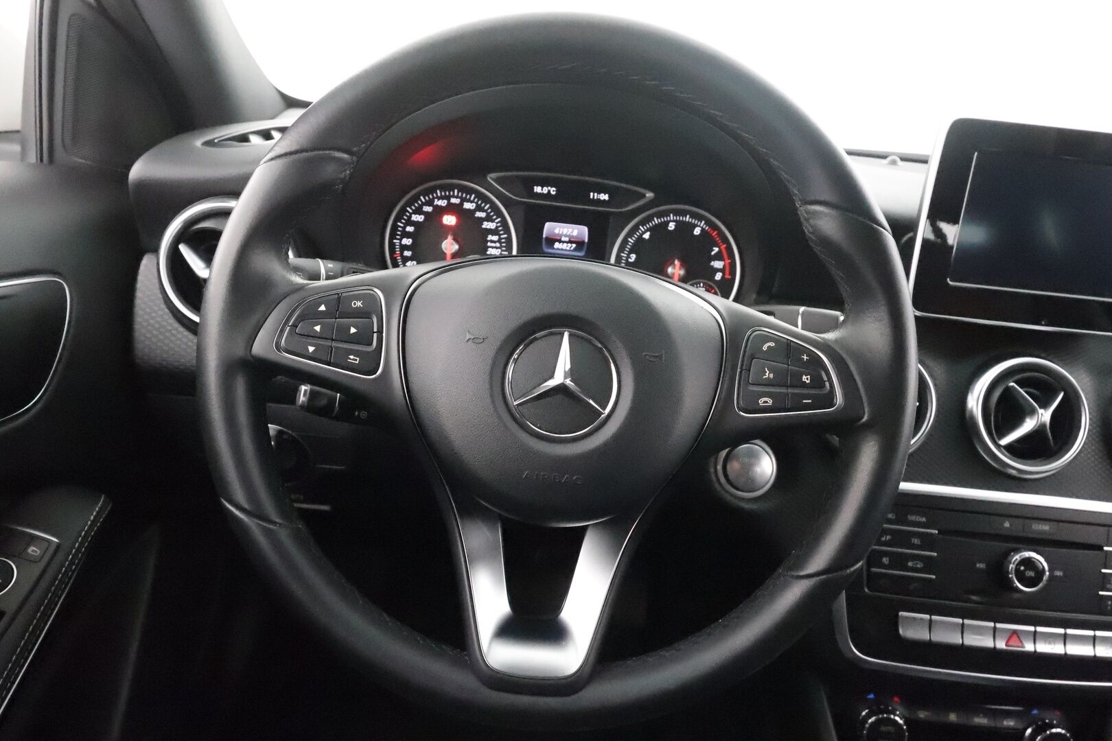 Mercedes-Benz A 2018 180 A Suomi 100 Edition - | Vakkari | Lohko | LED High Performance | P.Kamera | Puolinahat | 1.Om Suomi-auto | Kahdet Renkaat | Merkkihuollettu |