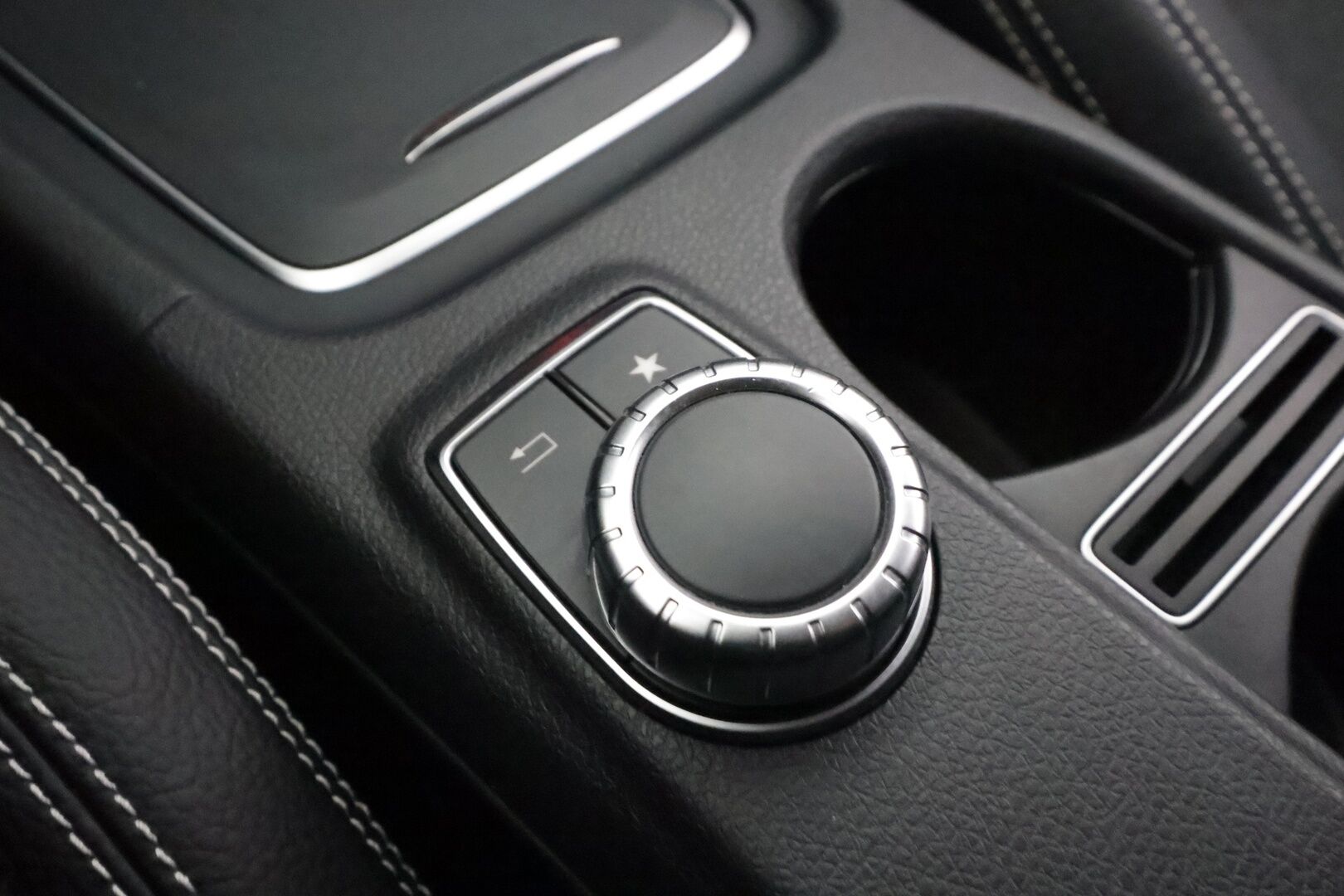 Mercedes-Benz A 2018 180 A Suomi 100 Edition - | Vakkari | Lohko | LED High Performance | P.Kamera | Puolinahat | 1.Om Suomi-auto | Kahdet Renkaat | Merkkihuollettu |