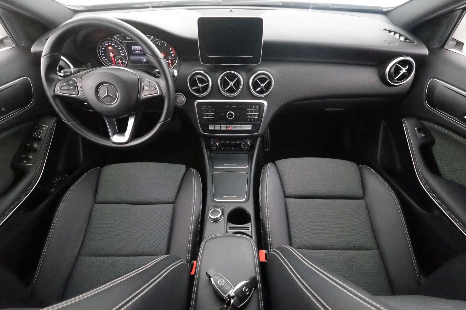 Mercedes-Benz A 2018 180 A Suomi 100 Edition - | Vakkari | Lohko | LED High Performance | P.Kamera | Puolinahat | 1.Om Suomi-auto | Kahdet Renkaat | Merkkihuollettu |