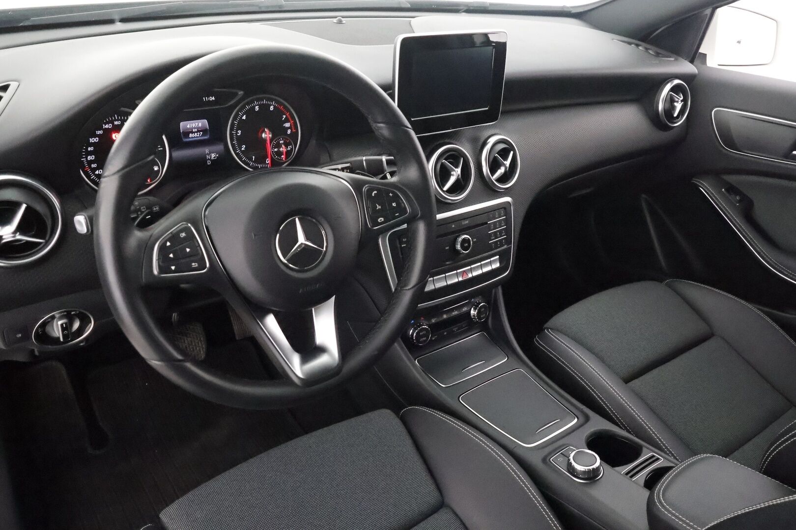 Mercedes-Benz A 2018 180 A Suomi 100 Edition - | Vakkari | Lohko | LED High Performance | P.Kamera | Puolinahat | 1.Om Suomi-auto | Kahdet Renkaat | Merkkihuollettu |