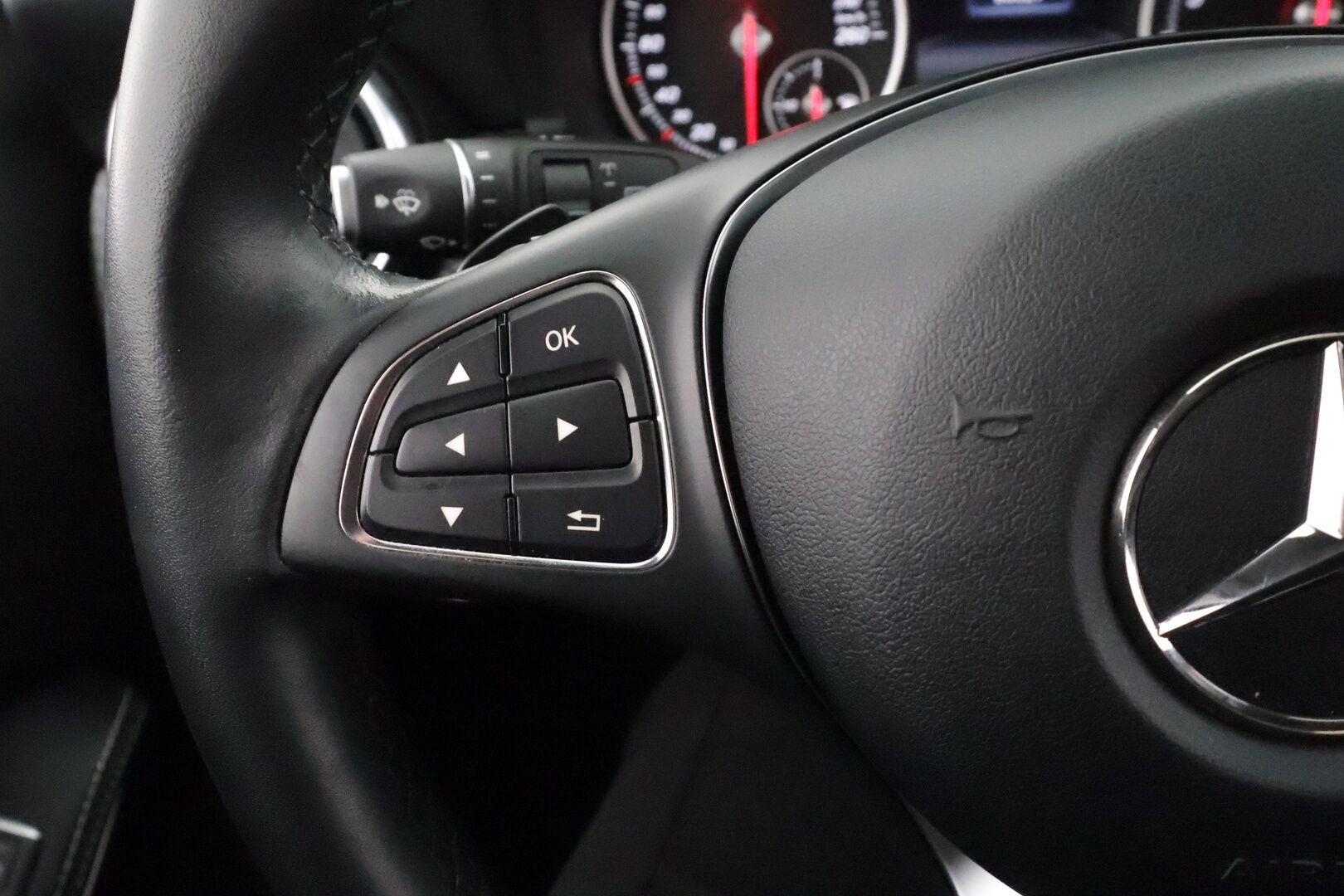 Mercedes-Benz A 2018 180 A Suomi 100 Edition - | Vakkari | Lohko | LED High Performance | P.Kamera | Puolinahat | 1.Om Suomi-auto | Kahdet Renkaat | Merkkihuollettu |